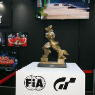 「グランツーリスモ」、FIA GTチャンピオンシップの優勝トロフィを展示…東京オートサロン2019