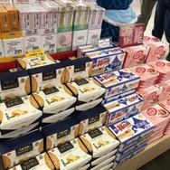 他バター飴や夕張メロン関連のお菓子など、北海道土産の定番が多数NEXCO中日本のSAPAに並ぶ。