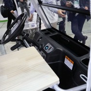 マクニカのブースに展示された「アカデミックパックPRO」。ヤマハの電動カートをベースに自動運転が可能（オートモーティブワールド2019）