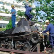 2004年に、和歌山県の南紀白浜から英国に向けて出発する「九五式軽戦車」