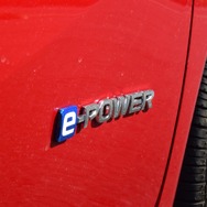 フロントドアにもe-POWERのロゴ。