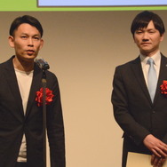 受賞の喜びを語る今井デザイナー（左）