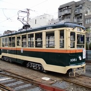 1976年3月に全廃された仙台市電から長崎入りした1050形1051号。1952年7月に新潟鐵工所（2007年に解散）で製造された。仙台時代は80形、100形を名乗っていたが、長崎入りした際は、仙台の「仙」にちなんだ1000と、昭和50年代に長崎で運行を始めたことにちなんだ50を掛け合わせ1050形とされた。元仙台市電の車両としては唯一の現役車。