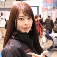 ジャパンキャンピングカーショー2019、澤藤電機ブースの羽瀬萌さん。