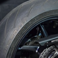 タイヤはピレリのハイパフォーマンスタイヤ「ディアブロ・ロッソコルサ3」