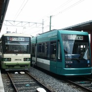 広電宮島口駅で発車を待つ宮島線の電車。宮島線では3駅が改称される。