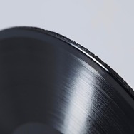 ポルシェ919ハイブリッドのタイヤを使ったオリジナルのレコード盤
