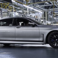 BMW 7シリーズ 改良新型の量産第一号車がラインオフ
