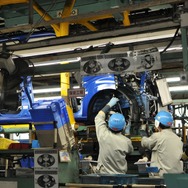 水島工場の生産ライン（エンジン搭載工程）を流れる新型軽自動車