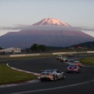 写真は2018年のスーパー耐久シリーズ 富士 SUPER TEC 24時間レースの様子。早朝のダンロップコーナー