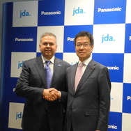 JDAソフトウェアのギリッシュ・リッシCEO（左）とパナソニック・コネクティッドソリューションズ社の樋口泰行社長