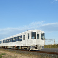 三陸鉄道リアス線久慈～釜石間に乗り入れることになった『TOHOKU EMOTION』。1号車がコンパートメント個室席、2号車がライブキッチンスペース、3号車がオープンダイニングスペースとなっている。