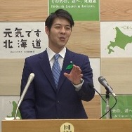 就任後、初の記者会見に臨む鈴木直道新知事。