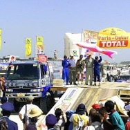 ダカール・ラリー2001、総合準優勝を飾り、ゴールセレモニーで鯉のぼりを掲げて声援に応える菅原義正