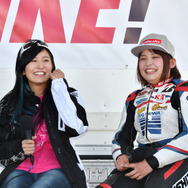 J-GP3クラスに参戦中の岡崎静夏選手と三好菜摘（なつみ）選手（左から）