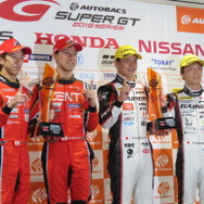 左からGT500優勝の立川、石浦、GT300優勝の平中、安田。