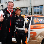勝田を祝福するのはトヨタWRC陣営のトミ・マキネン代表。