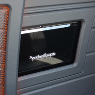 フロント2ウェイ＋サブウーファーを“マルチアンプ接続”した車両の例（製作ショップ：カーズファクトリーシュティール）。