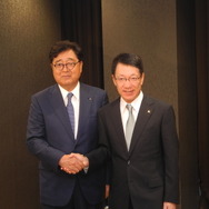 三菱自動車の益子修会長（左）と加藤隆雄新CEO