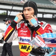 スペシャル・カラーのレーシング・スーツを身に纏う佐藤琢磨。