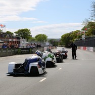 マン島TTレースのプラクティス初日、サイドカーの初参加者向け先導走行がスタート（マン島TTレース2019）