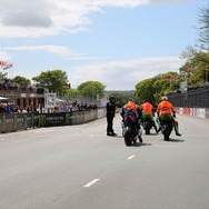 ニューカマー（初参加者）はオレンジ色のベストを着て先導走行に向かう（マン島TTレース2019）