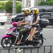 フィリピン・マニラ市内を走るヤマハ『MIO』。鮮やかなマゼンタカラーが人気だ