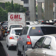 渋滞するフィリピン・マニラ市内の幹線道路