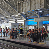 若者の乗降客が多いのがヤマハモニュメント駅の大きな特徴だ