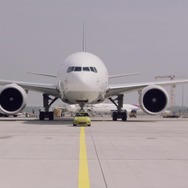 MINIクーパーSEのプロトタイプがドイツ・フランクフルト国際空港において約150トンの航空機（ボーイング777F）を牽引