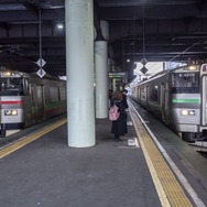 現在は、特急以外のすべての列車が停車する北広島駅。快速『エアポート』（右）はこの駅で普通列車（左）と連絡する。写真は北広島駅の下り（札幌方面）ホーム。2019年2月28日撮影。