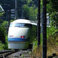 東武鬼怒川線新高徳駅から急カーブ・急勾配を下っていく東武の100系「スペーシア」。