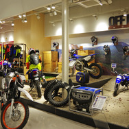 ヤマハ直営店「YZONE」。コンセプトごとにバイクが展示されている