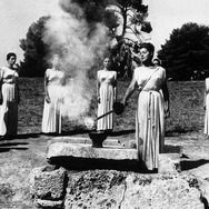 1964東京オリンピックの聖火採火式（ギリシャ）。
