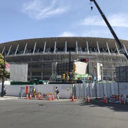 建設が進む国立競技場（5月、東京都）