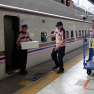 上越新幹線で行なわれている甘エビとウニを新幹線で運ぶ実証実験の様子。