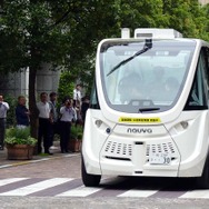 一般車両や歩行者が行き交う公道を走行する実証実験SBドライブの「NAVYA ARMA」