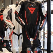 MotoGPライダーのスーツにも採用されているエアバッグD-AIRが搭載されたレディースのレーシングスーツ（手前）「MISANO 2 D-AIR LADY PERF. 1PC SUIT」
