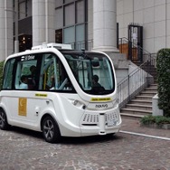 東京イタリア街を走行するSBドライブの実証実験車両、ハンドルないバス。