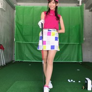 自身もすっかりゴルフの楽しさに魅了されたモデルの美波千夏さん「クルマ好きに人にはぴったりなガレージハウスですがこんなスペースで練習できたら最高ですね」とお気に入りの様子だ。