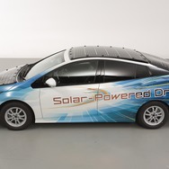 太陽電池パネルを搭載した「プリウスPHV」実証車