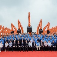 カナモト中国と日立建機（上海）が現地で行った大型油圧ショベルの出荷式典