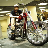 吉澤雄一氏。盟友植田良和氏と2003年よりカスタムワークスゾンを始動。圧倒的なハングリー精神とストイックさでカスタムバイクを制作し、世界の頂点に次々と輝く。今回展示したカスタムバイクは全て購入できる