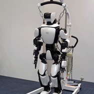 ヒューマノイドロボットの「T-HR3」。倒れることも想定して吊り下げて使われる予定