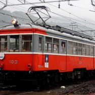 日本工業大学へ譲渡されることになったモハ103号。明治生まれの蒸気機関車とともに保存されることになった。