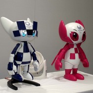 トヨタが開発中の東京2020大会マスコットロボット。左から「ミライトワ」「ソメイティ」。動くのは左の「ミライトワ」
