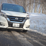 路面を白くする程度の薄い積雪はもちろん、タイヤが埋まるほど深く積もった雪でもしっかりと前へ進んでいく