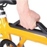 樹脂製の持ち手は、車体の中心を捉えており、自転車を片手で安定して持ち運べる