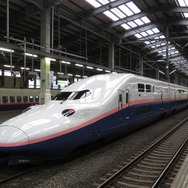 旅行商品の臨時列車として、10月に東北新幹線大宮以北と上越新幹線を直通することになったE4系。