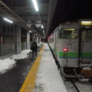 徐行運転が行なわれていた室蘭本線の普通列車。2018年11月。室蘭本線岩見沢駅。